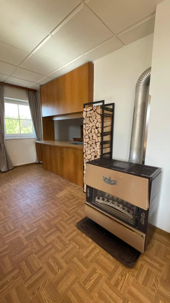 Die Bar mit Kamin im Veranstaltungsraum Koglerhaus in der Nähe von Linz.