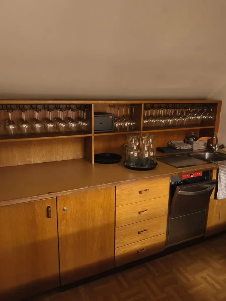 Die Bar mit Geschirrspüler und Gläser des Veranstaltungsraums Koglerhaus in der Nähe von Linz.