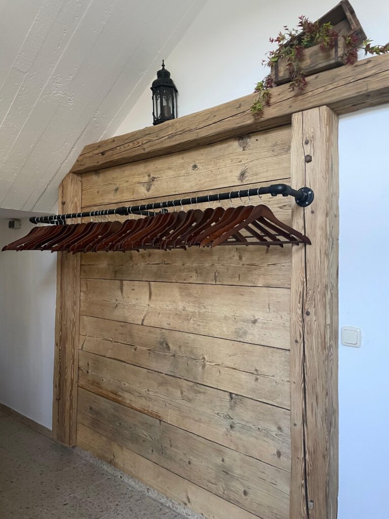 Die Garderobe im Veranstaltungsraum Koglerhaus in der Nähe von Linz.