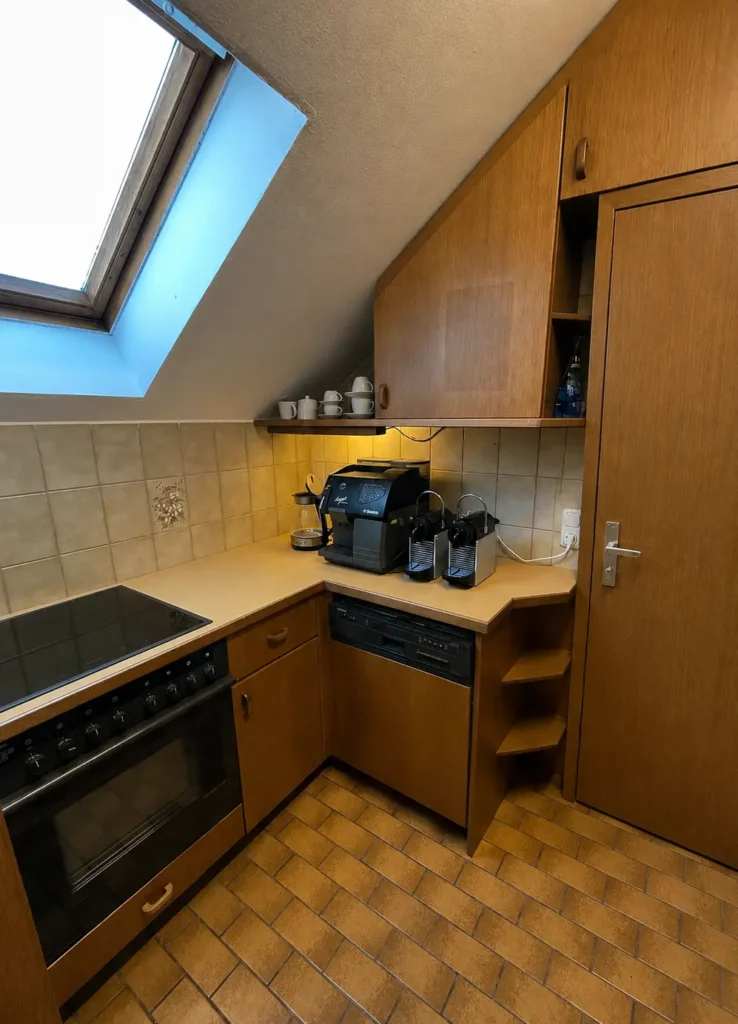 Die Küche mit Kaffeemaschinen des Veranstaltungsraums Koglerhaus in der Nähe von Linz.