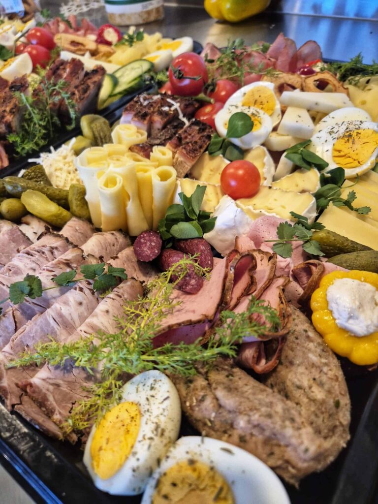 Ein vielseitig angerichtetes Buffet vom Schwareiterhof aus Feldkirchen.